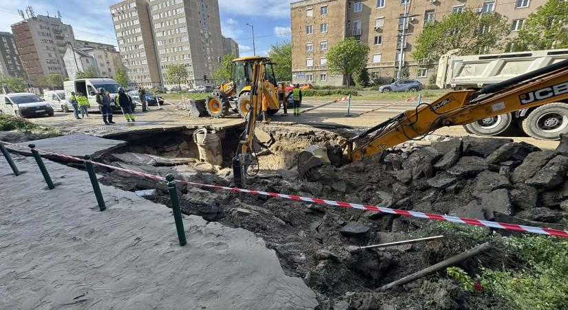 Eltűnt az út a Róbert Károly körúton! Aki még teheti, kerülje a környéket autóval