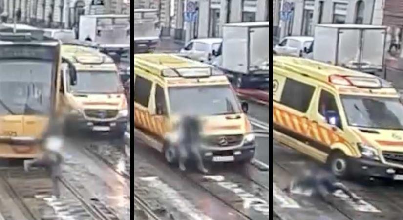 Szirénázó mentőautó gázolt el egy férfit a villamos mellett – VIDEÓ