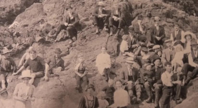 Időutazó férfira bukkantak egy 100 éves képen - öltözete buktathatta le?