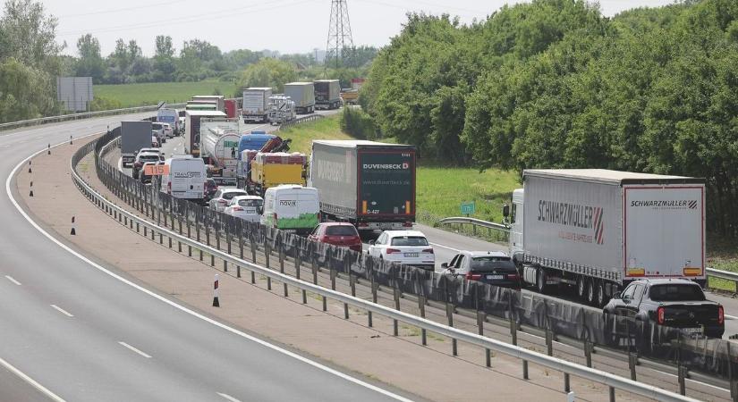 Pest felé az M3-as: gigadugó van, már terelik a buszokat is