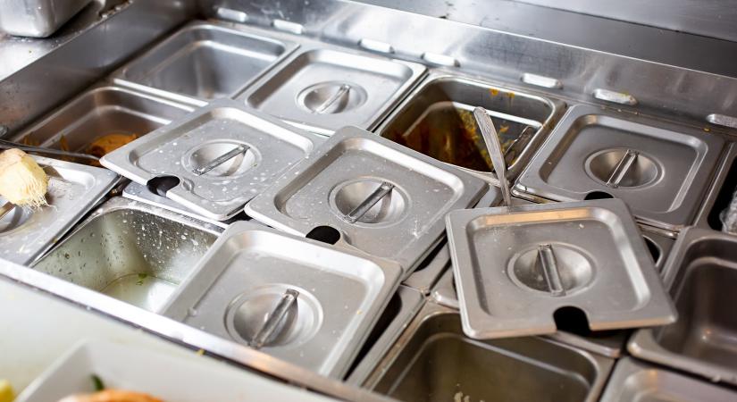 Penészes hűtők, koszos falak, lejárt ételek: ijesztő állapotokat talált a hatóság a magyar büfékben