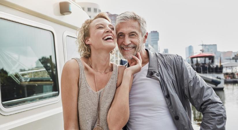 A tudomány megadta választ: miért vonzódnak a nők az idősebb férfiakhoz?