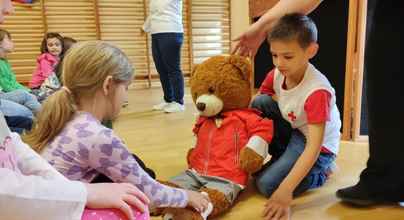 Vöröskeresztes Macin segítettek a Malom utcai gyerekek