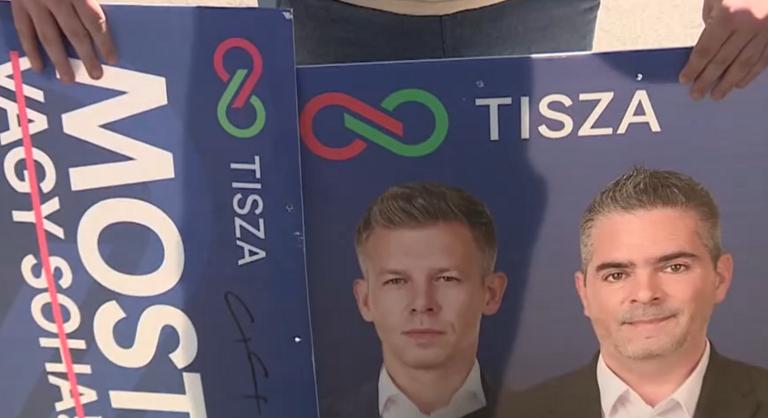 Nem szállítok szemetet – Tisza-plakát miatt nem engedte fel a fiatalokat a buszra a sofőr Pásztón