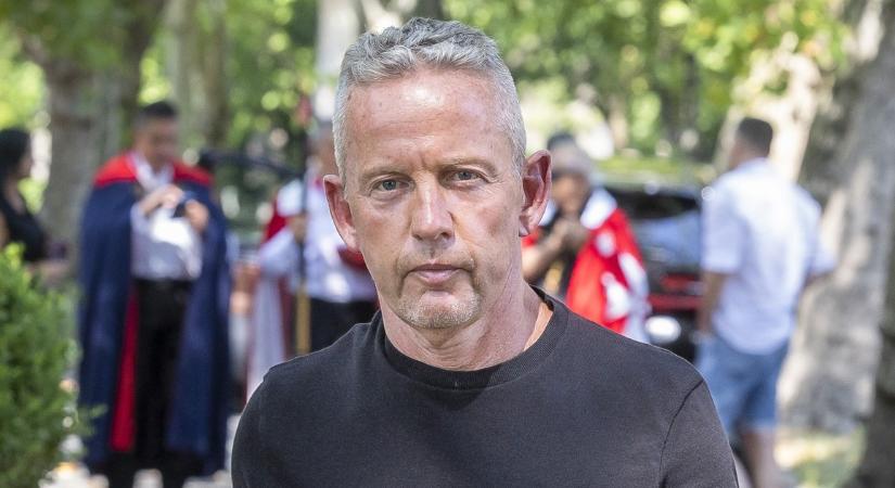 Különös feliratú pólóban ünnepelte Schobert Norbi a születésnapját