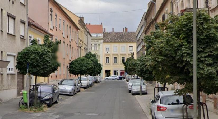 Veszély: vakolatomlás miatt kordonoztak el egy járdaszakaszt Szombathelyen