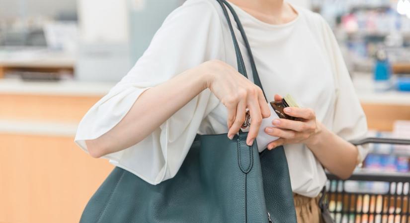 Trükkös volt a tolvaj: csornai kisboltból lopott a nő pénztárcát és órát