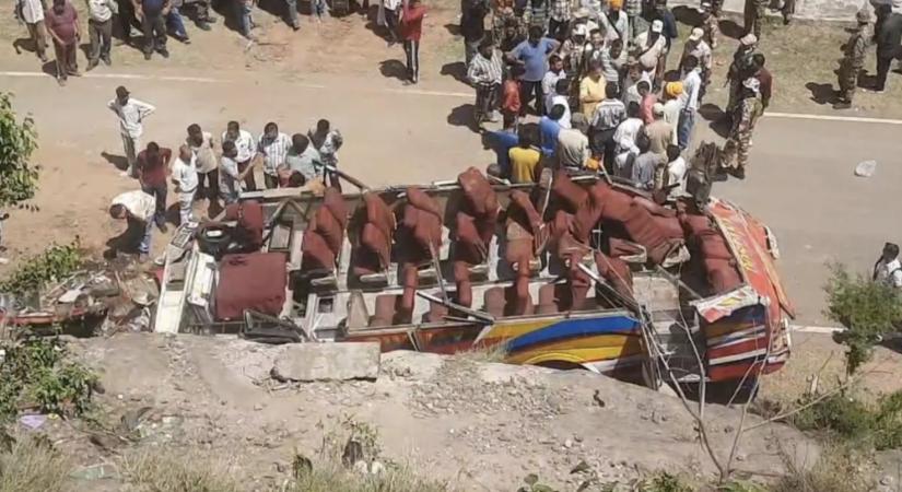 Rengeteg áldozata van egy kasmíri buszbalesetnek