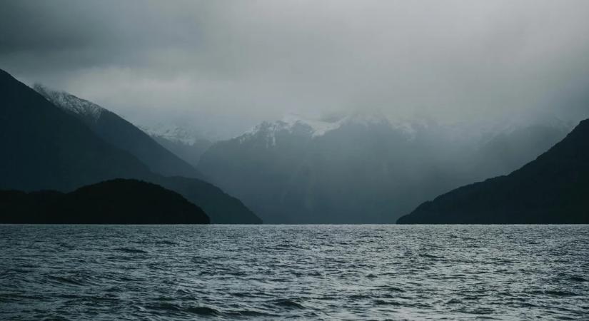 Szörnyű tragédia a tóparton: áramütés végzett egy kislánnyal Poroskőn