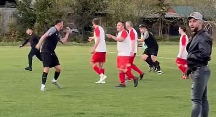 Óriási balhé a magyar focimeccsen: a játékosokat és a bírót is fojtogatták – videó