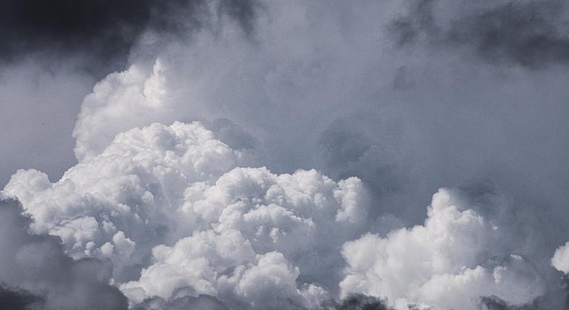 Kiadták a riasztást: Hidegfront vonul át az országon, zivatarok és viharos szél várható