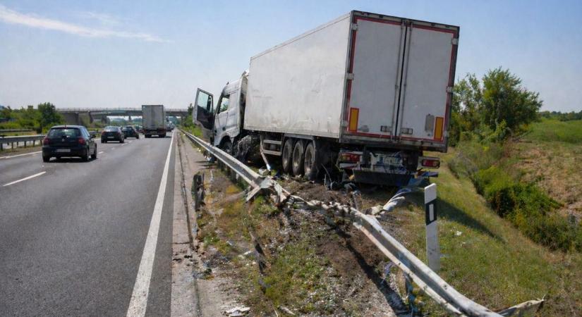 A leállósávban várakozó autónak csattant, majd átszakított a szalagkorlátot a teherautó, alakul a dugó az M7-esen