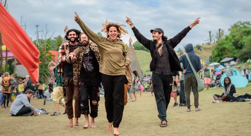 A bulizók nem is sejtik: elképesztő dolgok zajlanak a gigafesztivál, Ozora több száz hektáros területén