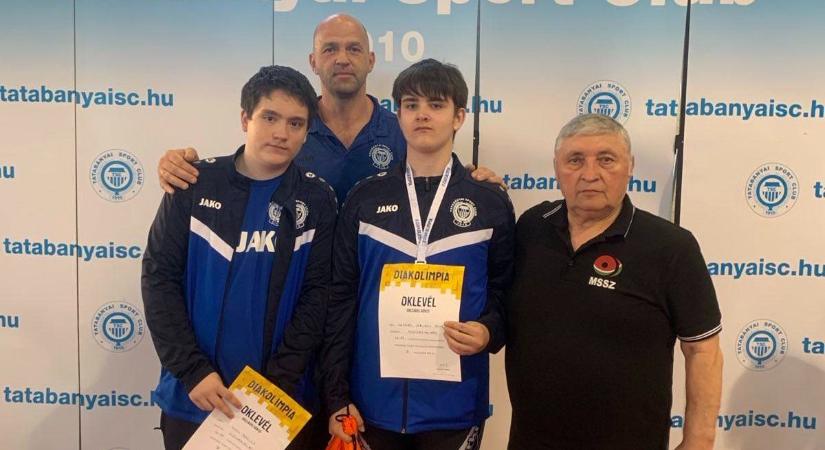 Éremeső az ifjú súlyemelőktől