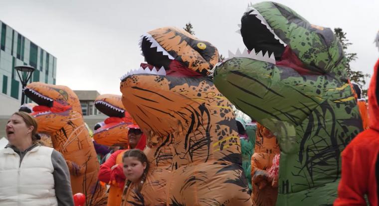 Egy kanadai egyetem megdöntötte az egyik legviccesebb világrekordot: több mint 600-an öltöztek dinoszaurusznak