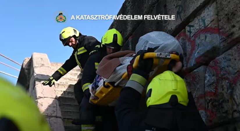 A Duna-partra zuhant egy idős nő a Belgrád rakpartról, a tűzoltókat is riasztották – videó