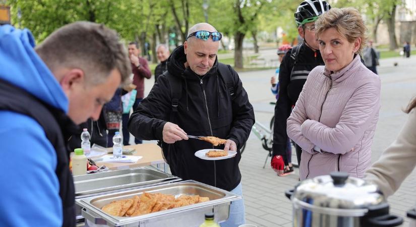 Így zajlott a nem mindennapi reggeli Egerben: bringásoké volt a főszerep  Fotók