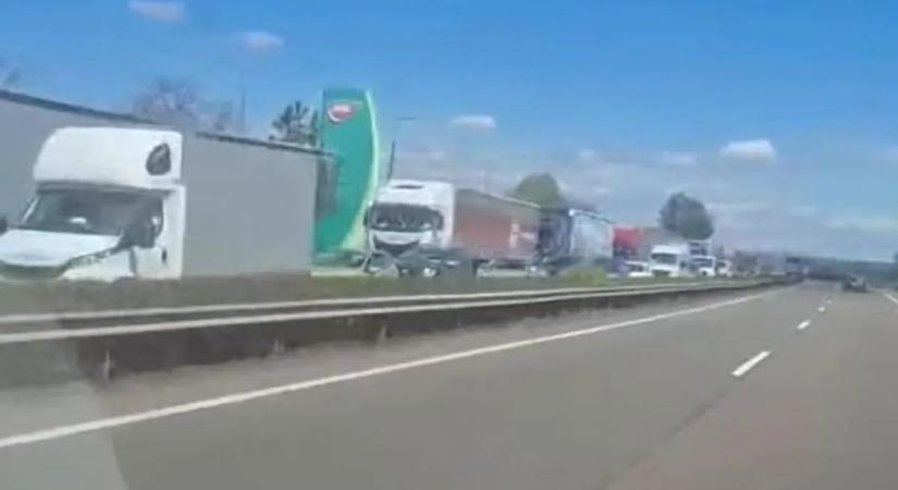 A dugó miatt percek alatt állt be minden az M3-ason, drámai a helyzet Bag közelében – videóval