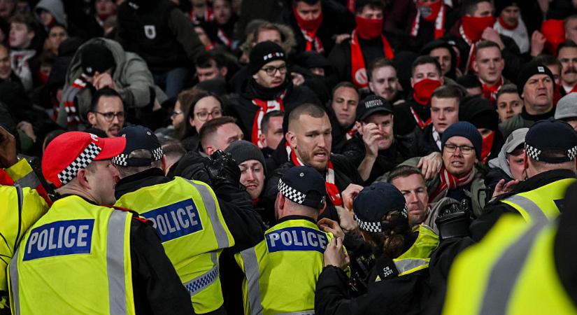 Ezer szurkoló verekedett össze a bajnokavató előtt, rendőrök is megsérültek – videó