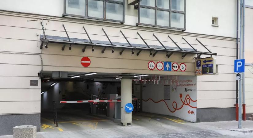 Meghibásodott a lift a Jókai parkolóházban