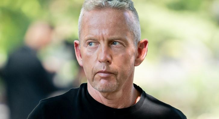 Különös feliratú pólóban kapták lencsevégre Schobert Norbit, így tűnt ki a tömegből