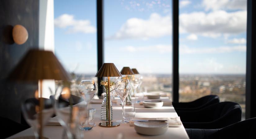 Tavaszi zsongás a város felett: megérkezett a VIRTU Restaurant új szezonális kínálata