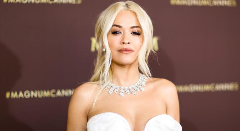 Rita Ora falatnyi bikiniben mutatta meg alakját