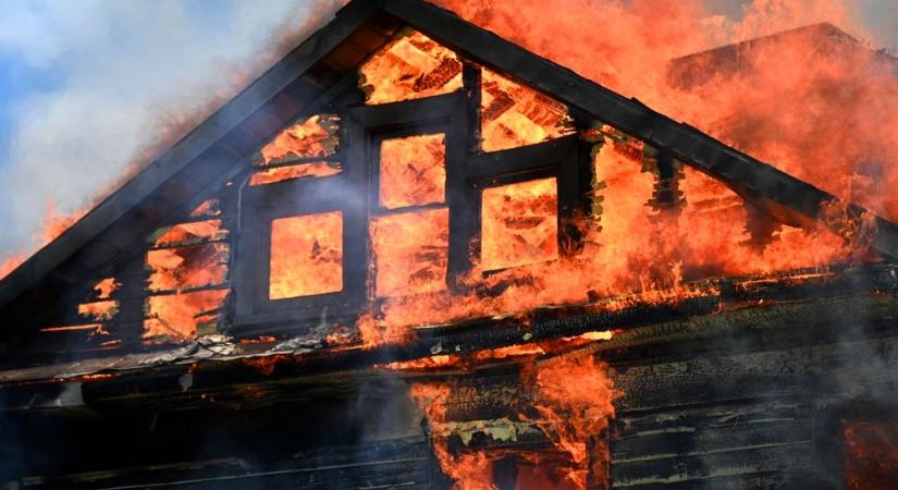 Három gyerekre gyújtotta rá a házat a karcagi rém