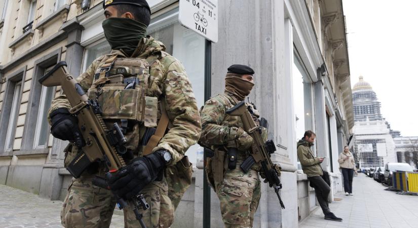 Tíz évvel a brüsszeli terrortámadások után ismét katonák járőröznek belga városok utcáin