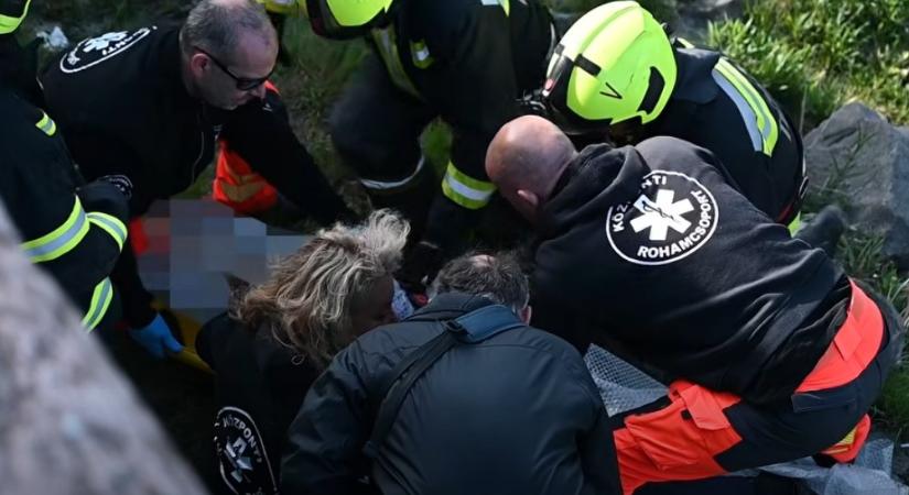 A Duna köveire esett egy nő a Belgrád rakpartról – videó