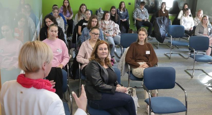 Lányok Napja: laborok, mikroszkópok és női karriertörténetek