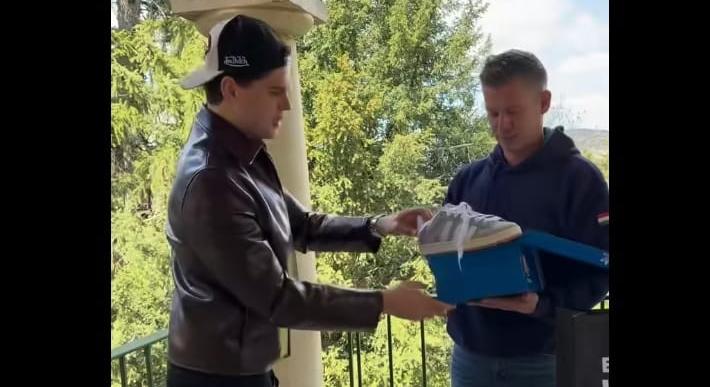 Videó: A Balázs Kicks tulajdonosa személyesen vitte házhoz Magyar Péter legújabb cipőjét