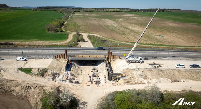 Így lesz nyolcsávos az egyik legfontosabb hazai autópálya – új forgalmi rend lépett életbe