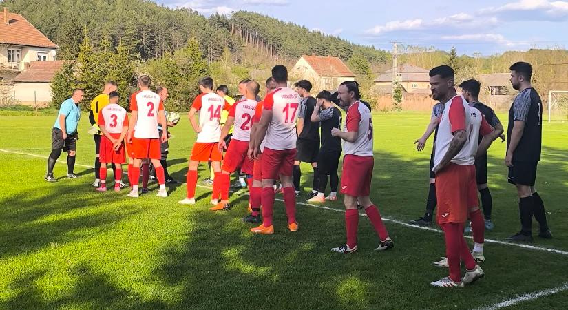 Megkergették a játékvezetőt, leengedték a csapatbusz kerekét: elszabadult a pokol a rangadón