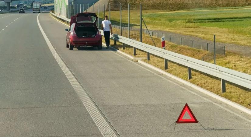 A baleset után átszakította a szalagkorlátot egy teherautó az M7-esen, már torlódik a forgalom