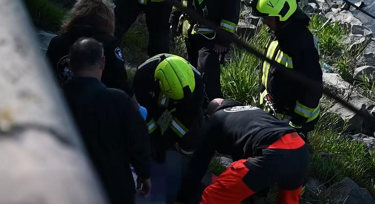 A rakpartról a Duna partjára esett egy nő Budapesten