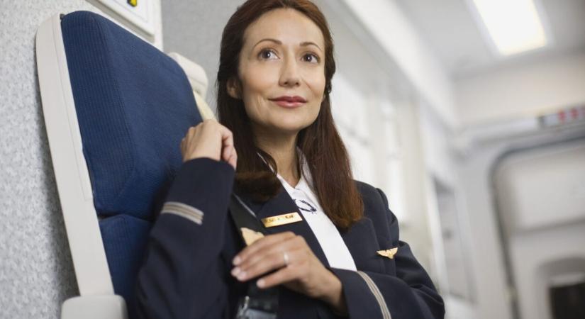 Ezért ülnek a kezükön a légiutas-kísérők