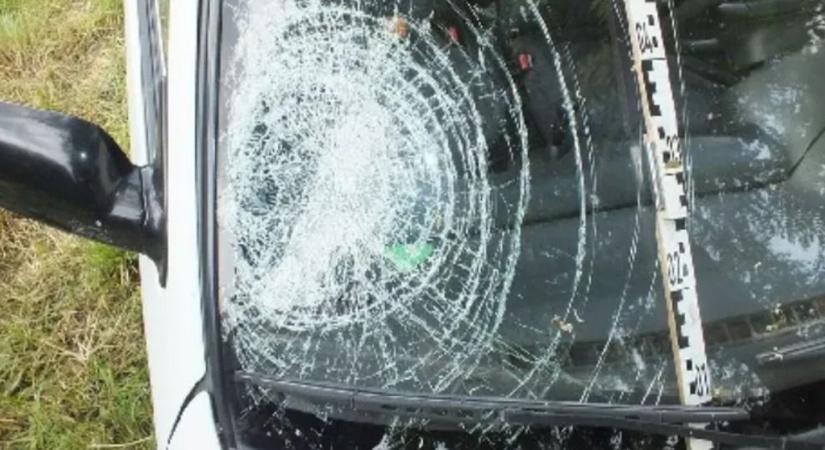 Csak a szerencsén múlt az élete: így néz ki az autó a szándékos gázolás után