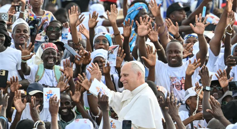 A zsarnokok ellen szólalt fel a Trump által támadott Leó pápa Afrikában