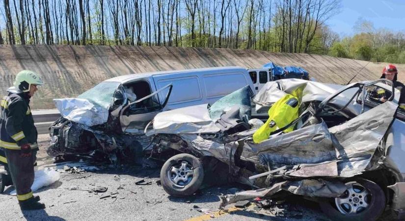 Helyszíni fotókon az emberéletet követelő M1-es baleset