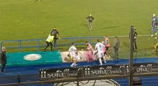 Pirotechnika után dühös szurkolók kerültek a pályára, lemenekültek a csapatok és a játékvezető is