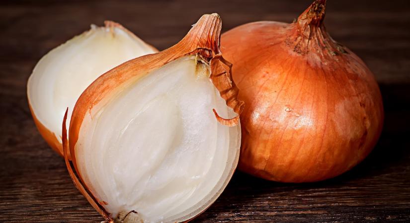 Elképesztően egyszerű trükkök: így tüntetheted el a sült hagyma makacs szagát vegyszerek nélkül