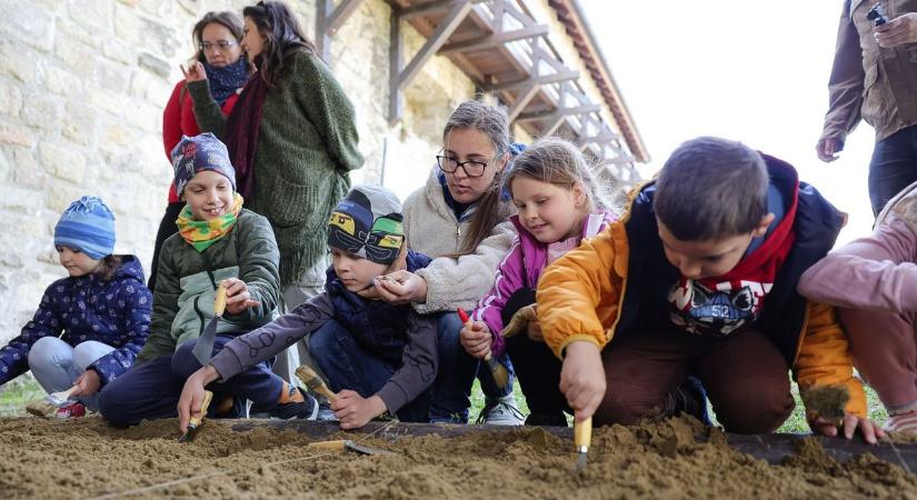 Kis vitézek lepték el az egri várat
