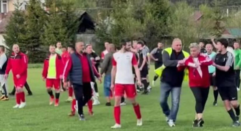 Ütlegelték és fojtogatták a bírót, hatalmas balhé a magyar rangadón