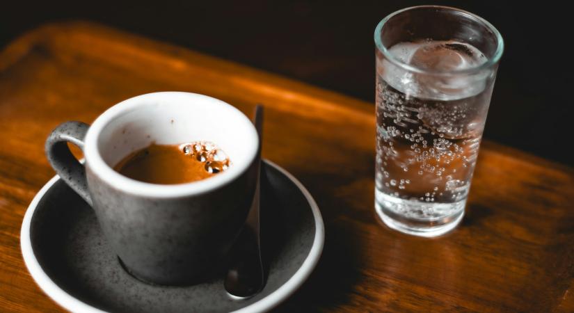Nem véletlen a víz a kávé mellett: teljesen más oka van, mint hinnéd