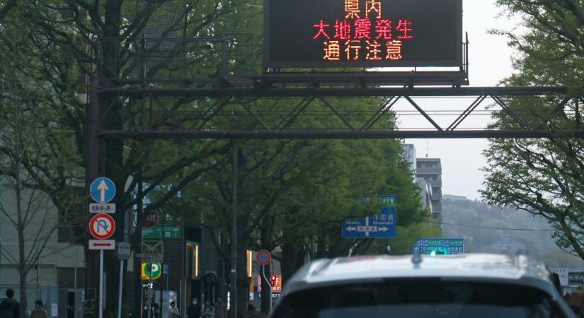 Egy percig remegtek a magas épületek Tokióban, és még csak most jöhet a neheze