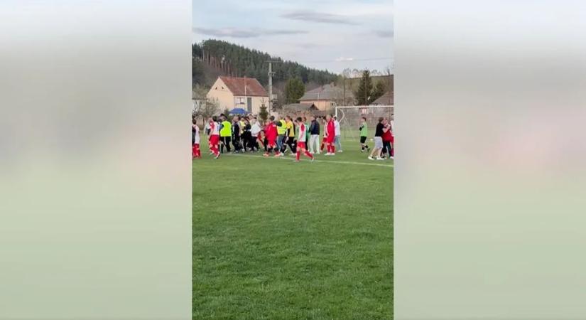 Ütés, fojtogatás, rúgás: Videón, ahogy elszabadult a pokol Heves vármegyében