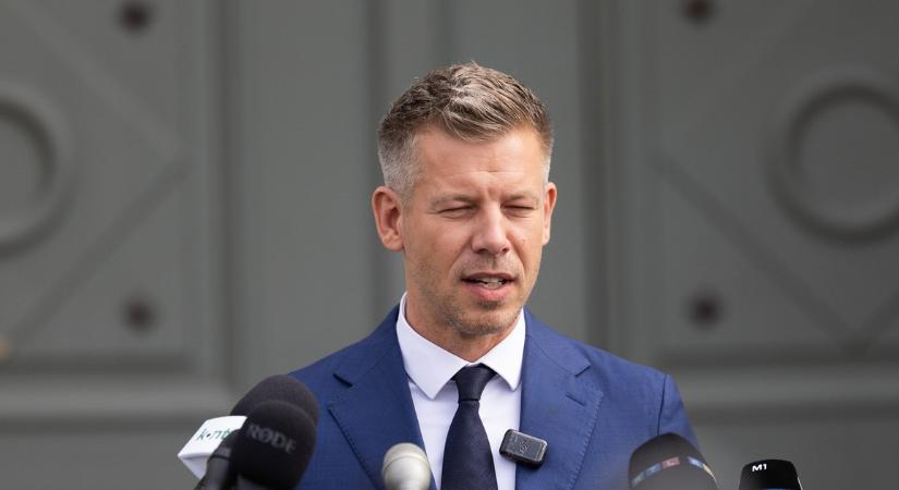 Magyar Péter otthonából jelentkezett a Balázs Kicks tulajdonosa: házhoz vitte a politikus új cipőjét – videó