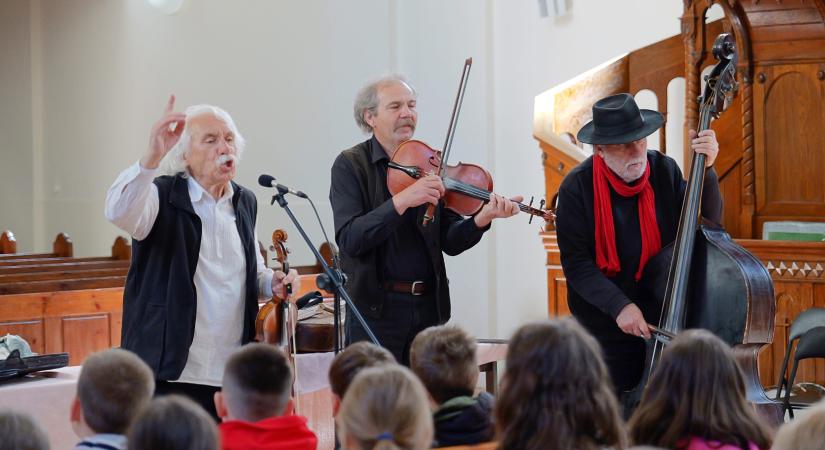 A Muzsikás együttessel csujogattak a Szőnyi diákjai