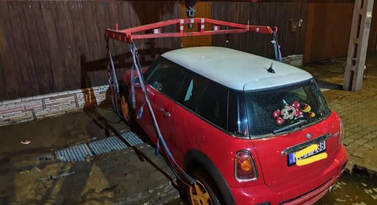 Drámai autómentés Gyálon: csőtörés miatt beszakadt az aszfalt, két autó is szorult helyzetbe került